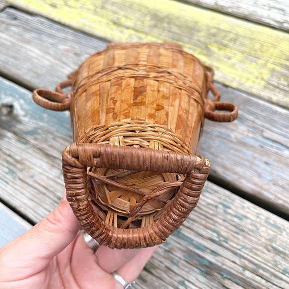 Retro Vintage Hanging Wicker Urn Shaped Wall Vase with Scrolling - Picture 7 of 13